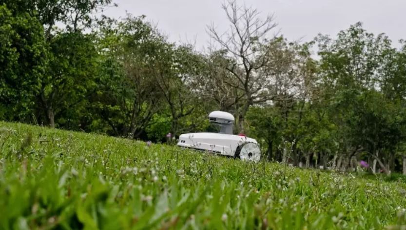 Robotska kosilnica FJD FR4000 z GPS RTK vodenjem na travniku