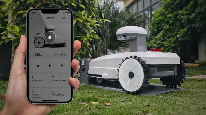 Robotska kosilnica FJD FR4000 z GPS RTK vodenjem na travniku