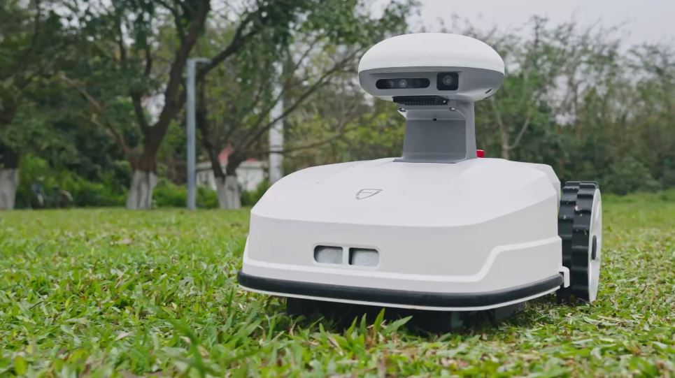 Robotska kosilnica FJD FR4000 z GPS RTK vodenjem na travniku