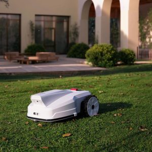 Kompaktna robotska kosilnica FJD FV2000 v delovanju