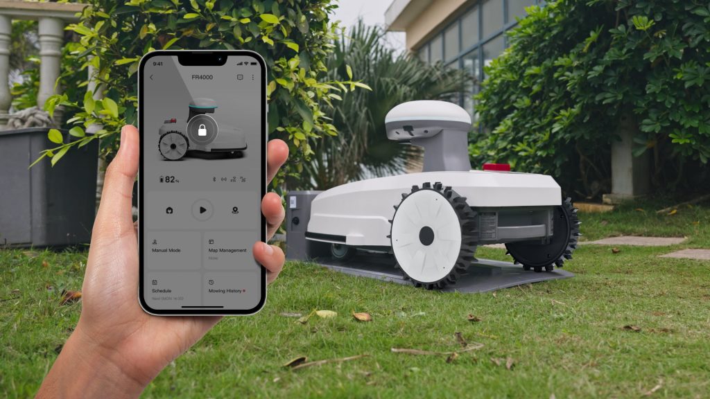 Robotska kosilnica FJD FR4000 z GPS RTK vodenjem na travniku
